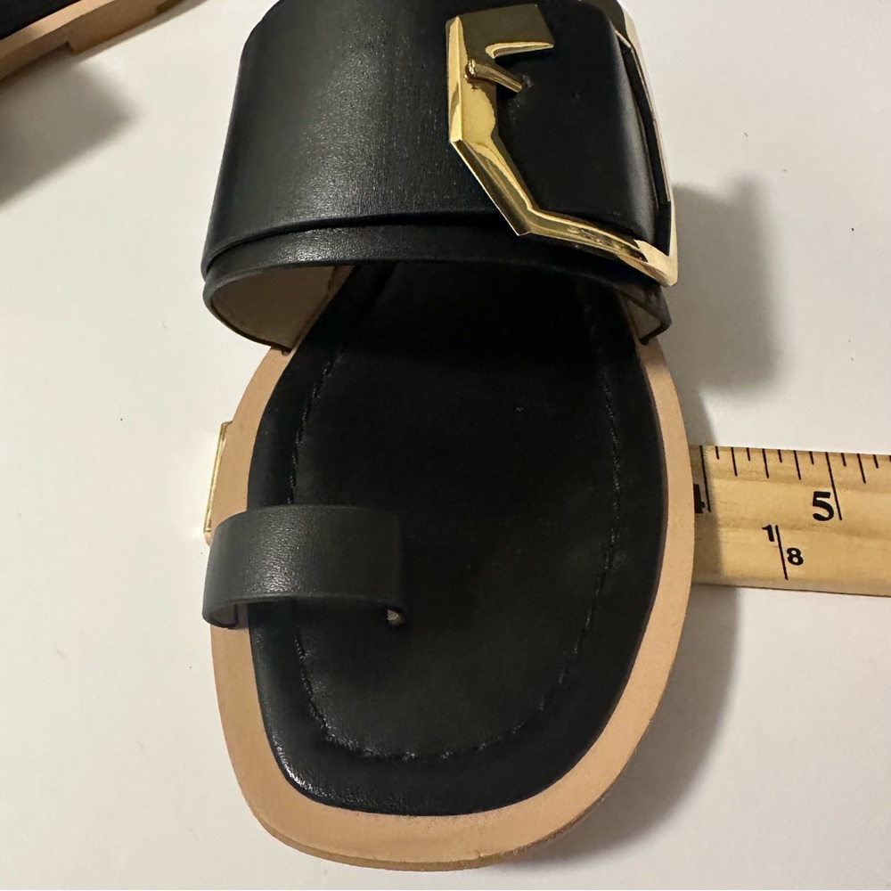 Louise et Cie Altan Sandals Leather Toe Ring
Black with Gold Buckle Preppy 8.5 - Picture 8 of 14